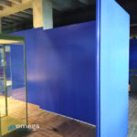 ściany muzealne malowane na niebiesko
