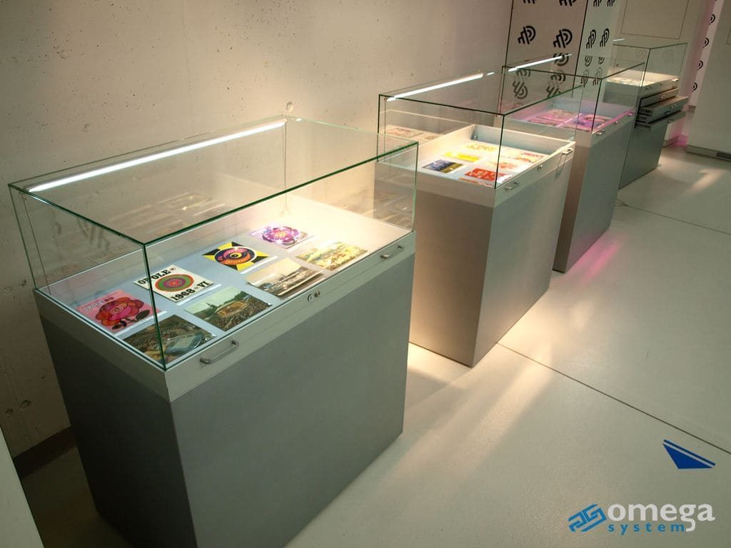 Witryny muzealne z kolekcji Omega System: niezastąpiony element galerii sztuki